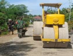 Babinsa Kodim 0802/Ponorogo Bantu Pengaspalan Jalan Desa