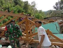 Pasca Terjadi Longsor, Babinsa Koramil 0801/07 Ngadirojo Gotong Royong Bantu Warga