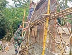 Bantu kesulitan rakyat, babinsa sempatkan waktunya ikut Renovasi rumah warga