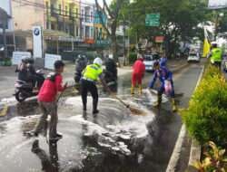 Polisi dan PMK Kota Malang Bersihkan Tumpahan Solar, Lalulintas di Jalan S Parman Kembali Lancar