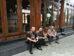 Jalin Keakraban, Babinsa Jayengan Komsos Dengan Lurah