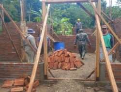 Manunggal Dengan Rakyat, Babinsa Koramil 0801/02 Kebonagung Bantu Warga Bangun Rumah