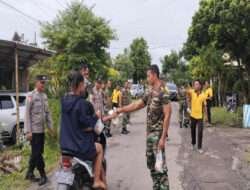 Anggota Koramil Bringin Bersama Polsek Bringin Jum’at Berkah Bagikan Nasi Bungkus