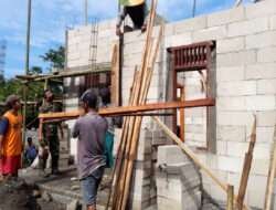 Sinergi Bersama Rakyat, Babinsa Kerja Bakti Bangun Rumah Warga