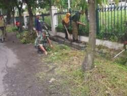 Melalui Program Jum’at Bersih, Serma Sujianto Ajak warganya Kerja Bakti Bersihkan Lingkungan