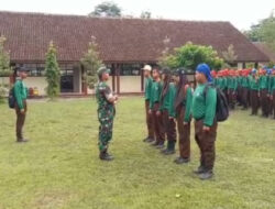 Tanaman Sikap Disiplin, Babinsa Koramil Nogosari Latih Ketarunaan di SMKN I