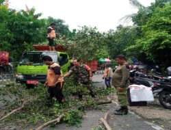 Peduli Kebersihan Lingkungan, Babinsa Kelurahan Manahan Kerja Bakti Bersama Warga