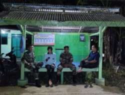 Jaga Keamanan Lingkungan, Babinsa Koramil 0801/01 Pacitan Lakukan Siskamling Bersama Warga.