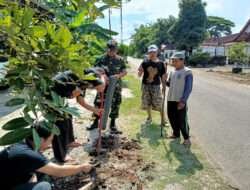 Babinsa Kodim 0802/Ponorogo Bantu Warga Buat Resapan Lubang Biopori