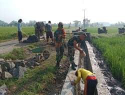 Dengan Semangat Gotong Royong, Babinsa Koramil Kwadungan Bersama Masyarakat Bangun Talud