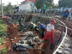 Babinsa Kodim 0802/Ponorogo Kerja Bakti Buat Talud Bersama Warga