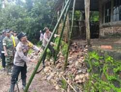 Gerak Cepat Polisi Bawean Bersama Forkopimcam Sangkapura Bantu Korban Tanah Longsor