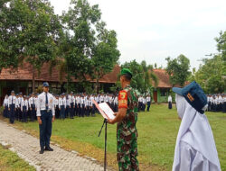 Wujudkan Karakter Bangsa, Babinsa Koramil Bringin Jadi Irup Upacara di SMPN 1 Bringin