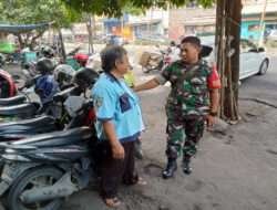 Inilah Pesan Komsosnya Babinsa Danukusuman Dengan Juru Parkir