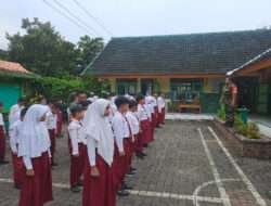 Persiapkan Generasi Indonesia Emas, Babinsa Koramil 0801/02 Kebonagung Bekali Wasbang dan Latih PBB