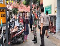 Cek Kestabilan Harga Sembako, Babinsa Sudiroprajan Sambangi Pedagang Dan Pengunjung Pasar Gede Solo