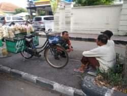 Di Pinggir Jalan Babinsa Purwosari Komsos Dengan Penjual Kerupuk Keliling dan Tukang Parkir
