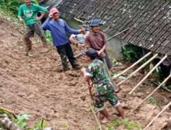 Tanggap Bencana, Babinsa Koramil 0801/05 Nawangan Gotong Royong Evakuasi Material Longsor