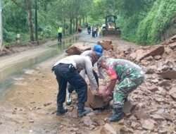 Pasca Terjadi Longsor, Babinsa Koramil 0801/04 Tegalombo Bantu Evakuasi Material Longsor