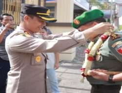 Soliditas, Kapolres Jember Lepas Sambut Dandim 0824 Dengan Gendong Komando