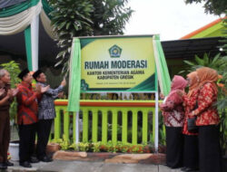 kakanwil kemenag jatim dr.H.husnul maram, m.Hi bersama wabup dra. hj.aminnatun habibah, m.pd resmikan kampung dan rumah moderasi kemenag gresik