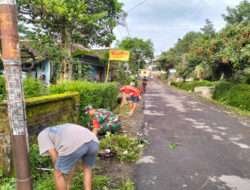 Babinsa Gotong Royong Bersihkan Jalan Lingkungan Binaan