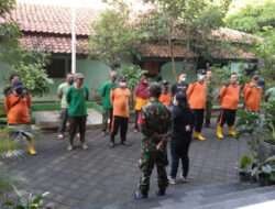 Melalui Kerja Bakti, Babinsa Kelurahan Keprabon Wujudkan Kemanunggalan TNI Dengan Rakyat