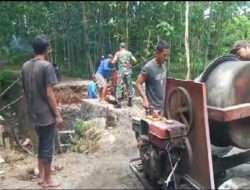 Babinsa Koramil Ngrambe Kerja Bakti Perbaikan Jalan