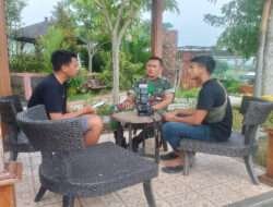 Hadirkan Rasa Aman, Babinsa Komsos dengan Pengunjung tempat Wisata Irung Petruk