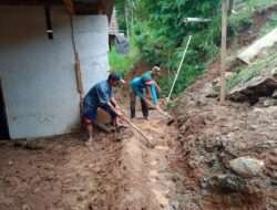 Jaga Lingkungan Sehat Saat Musim Hujan, Babinsa Kodim 0802/Ponorogo Kerja Bakti Buat Saluran Air