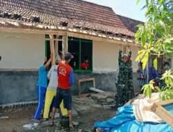 Peduli Dengan Warganya, Babinsa Mantingan Bantu Warga Gotong Royong Perbaiki Rumah
