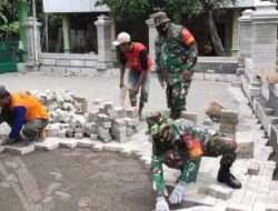 Bersama Masyarakat, Anggota Koramil Paron Kerja Bakti Pemasangan Paving Di Halaman Masjid Al Amin