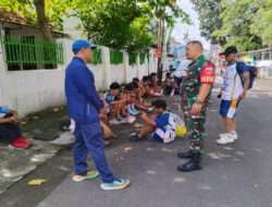 Babinsa Kemlayan Komsos di Saat Warga Sedang Olah Raga Bersama