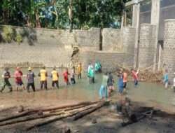 Tumbuhkan Semangat Kebersamaan, Babinsa Koramil 0801/01 Pacitan Bersama Warga Bersihkan Sungai