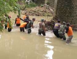 Jaga Kebersihan Aliran Sungai, Anggota Kodim 0802/Ponorogo Adakan Karya bakti Bersama Warga