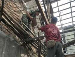 Bersama Linmas, Babinsa Kelurahan Ketelan Bantu Perbaiki  Rumah Warga