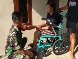 Dalam Kesibukan Babinsa Sempatkan Jenguk Warga Binaan Yang Sedang Sakit