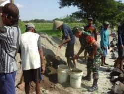 Babinsa Gotong Royong Bangun Infrastruktur di desa