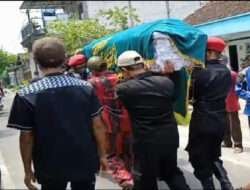 Bukti Kekeluargaan, Babinsa dan Bhabinkamtibmas Joyotakan Takziah di Wilayah Binaan