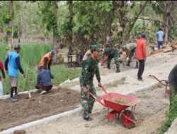 Babinsa Pitu bersama Warga Gotong Royong Perbaiki Jalan