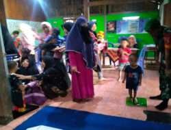 Wujudkan Balita Sehat, Babinsa Padas Dampingi Petugas Berikan Layanan Posyandu