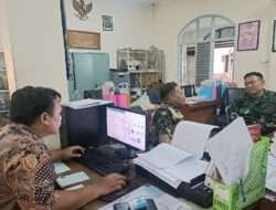 Babinsa Danukusuman dan Mitra Kerja Bahas Masalah Pendataan Kondisi Wilayah