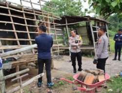 Kapolres Bangkalan Bantu Bedah Rumah Warga Tanah Merah yang Hidup Sebatang Kara