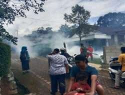 Cegah Penyebaran Demam Berdarah, Serka Sugino Bantu lakukan Fogging