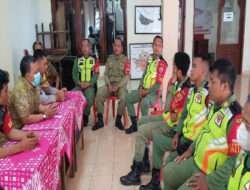 Babinsa Joyotajan Tanamkan Kepedulian dan Kewaspadaan Lingkungan Kepada Linmas