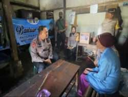 Polisi Peduli, Kapolres Blitar Door to Door Berikan Bantuan Sosial Untuk Warga