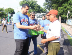 Walikota Zainal Abidin bersama Wartawan Bagi-Bagi Nasi Bungkus