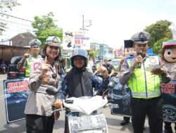 Polres Malang Berbagi Helm Gratis untuk Pengendara Motor di Operasi Keselamatan Semeru 2023