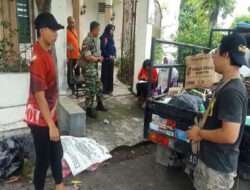 Peduli Terhadap Limbah Sampah, Babinsa Kepatihan Wetan Dampingi Kader PKK Dalam Bank Sampah