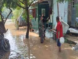 Peduli Korban Banjir, Babinsa Sewu Terjun Langsung ke Lokasi Berikan Bantuan